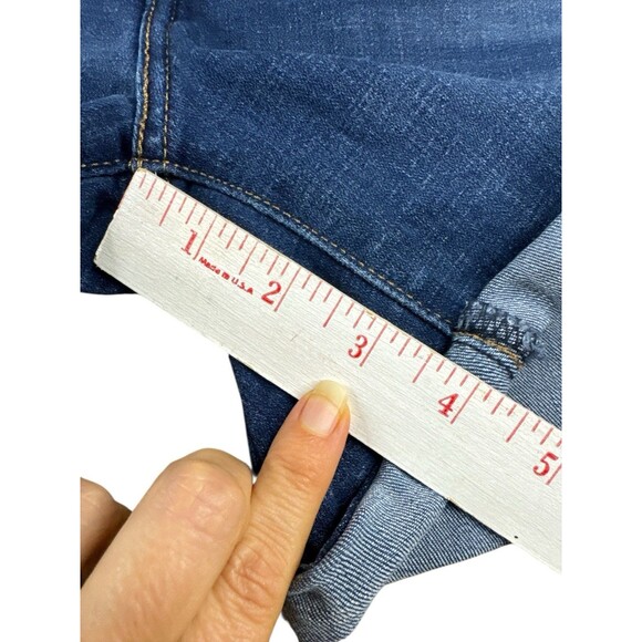 Levi’s Mid Length Denim Super Soft Short Size 30 Women’s Medium Wash Cuffed - Picture 6 of 7